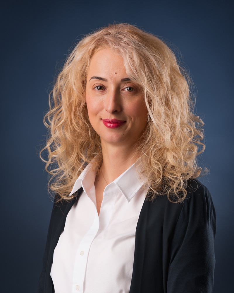 Eлена Ценова