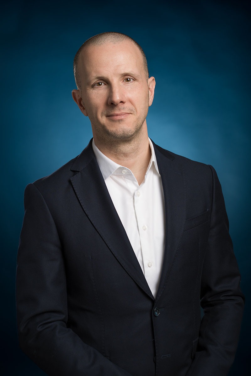 Eлена Ценова