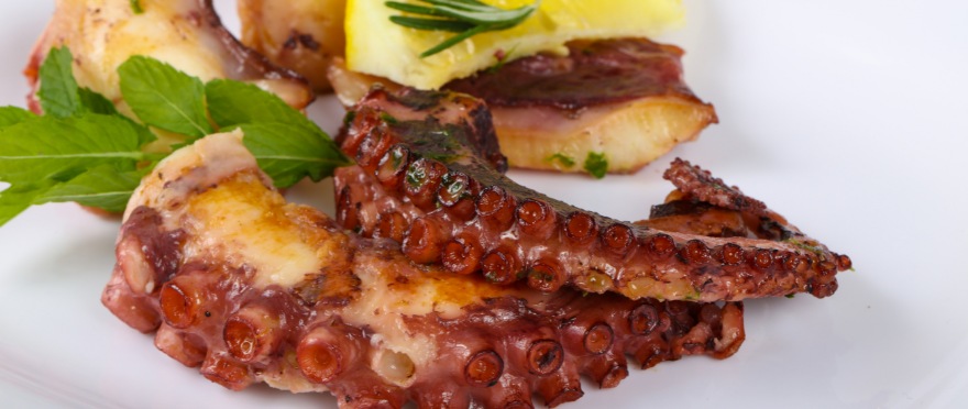 Рецепта за октопод на скара с марината от чесън и риган