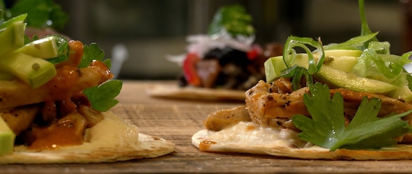 Такос с веган гирос късчета и салца от печени домати