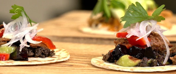 Такос с дърпано телешко, гъбен дюксел и гуакамоле