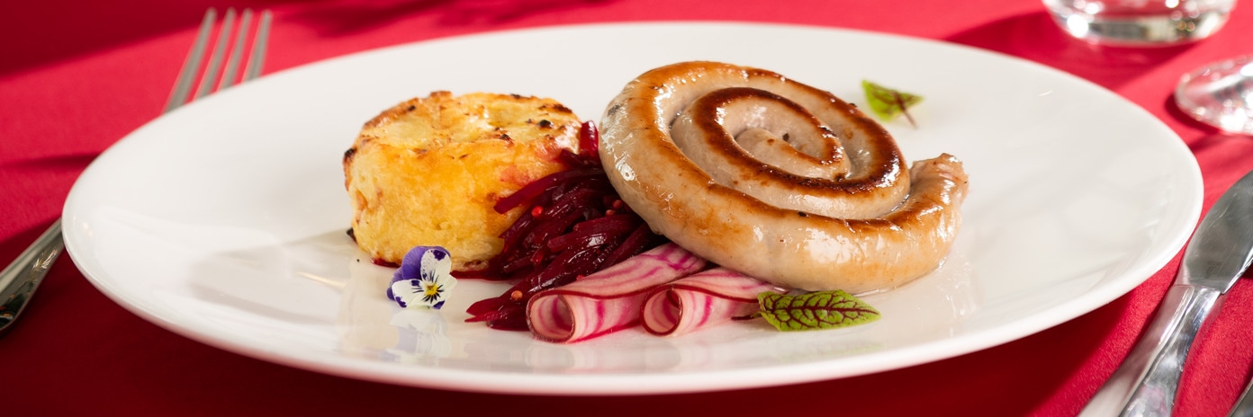Grilovaná vinná klobása, bramborové gratinky, zelí z červené řepy