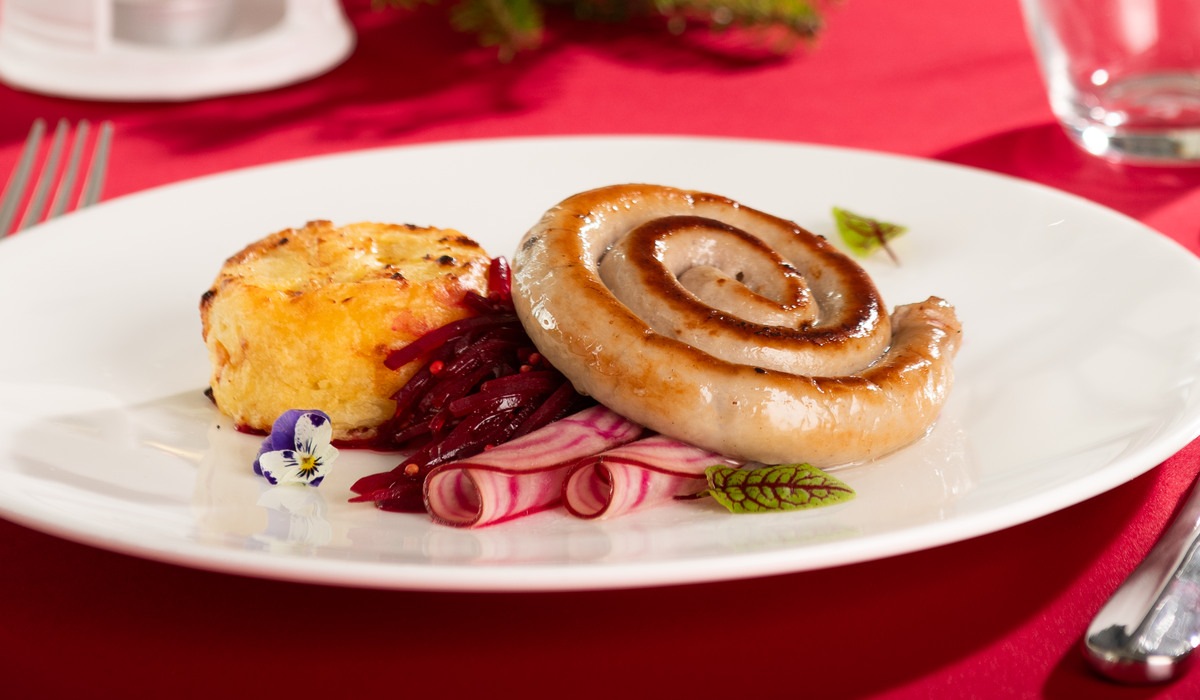 Grilovaná vinná klobása, bramborové gratinky, zelí z červené řepy