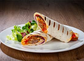 Grilované čevabčiči s dresinkem, zelím a ajvarem v tortille