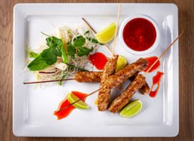 Špízy z čevabčiči na asijský způsob s nudlovým salátem a limetkou