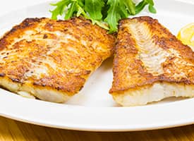 Filety z candáta na pěně z červené řepy s chipsy a bylinkovou rýží