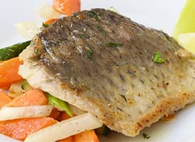 Kapr na šalvějovým másle s glazovanou zeleninou