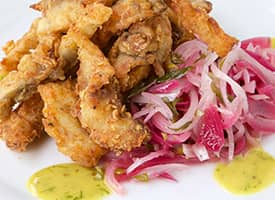 Kapří hranolky s cibulovým salátem a hořčičným dresinkem