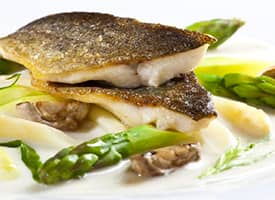 Opečený pstruh na estragonu s chřestem, žampiony a květákovým pyré