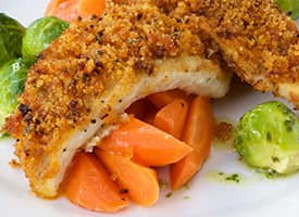 Pečený candát s krustou ze sušených rajčat, karotkou a kapustičkou, bazalkový olej