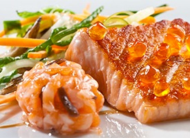 Pečený losos se salátem z mořských řas