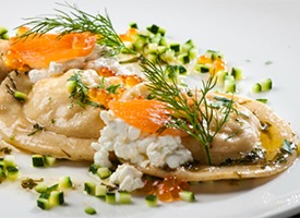 Ravioly plněné lososem a sýrem cottage