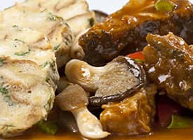 Rybí guláš s hlívou ústřičnou a karlovarskými knedlíky