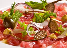 Tuňákový tartar s fenyklem a medvědími kapary