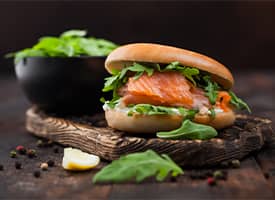 Bagel s uzeným lososem