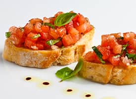 Bruschetta s rajčaty a bazalkou