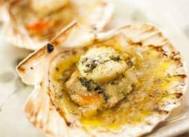 Hřebenatka svatojakubská s burgundským máslem