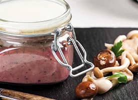 Paštika z husích jater zalitá sádlem, nakládanými houbami a domácí houstičkou