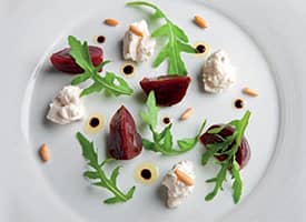 Pečená řepa s ricottou, rukolou a stařeným balzamikem