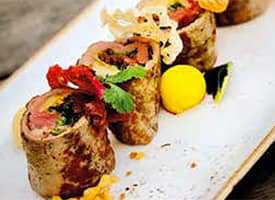 Rolovaná tagliata podávaná v kouři