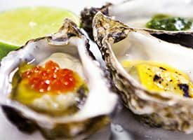 Ústřice s rukolovým pestem, šalotkou a parmazánovou krustou