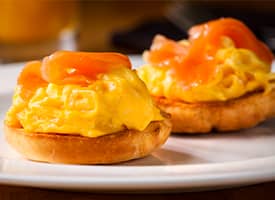 Míchaná vejce s uzeným lososem na anglické slanině