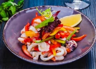 Chobotnice vařená jako vlažný salát s olivovým olejem a česnekem