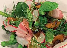 Jarní chřestový salát s houbami a parmezánem