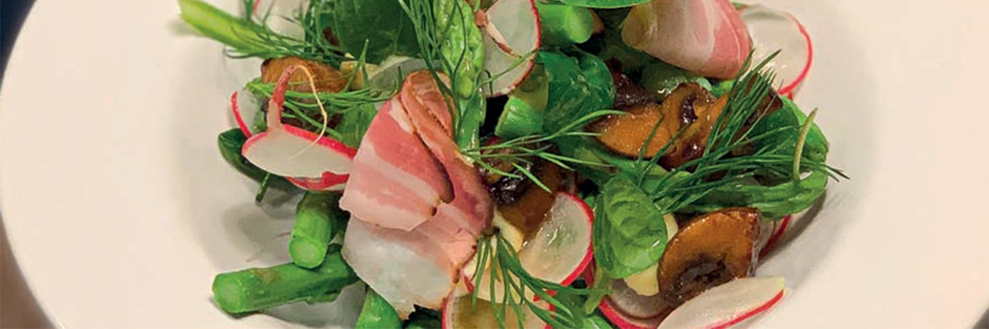 Jarní chřestový salát s houbami a parmezánem