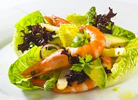 Grilované krevety s římským salátem, chřestem a avokádem