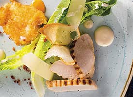 Salát Caesar s grilovaným kuřetem