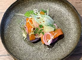 Salát z fialových brambor s marinovaným pstruhem a křenovým crème fraîche