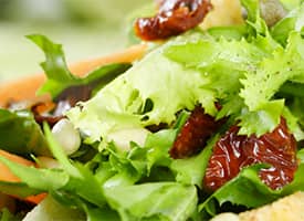 Zdravý salát s kuřecím masem a zeleninou