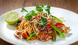 Asijské nudle s Veggie nudličkami na česneku a zelenině