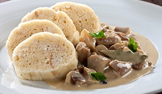 Hříbková omáčka nakyselo s houskovými knedlíky