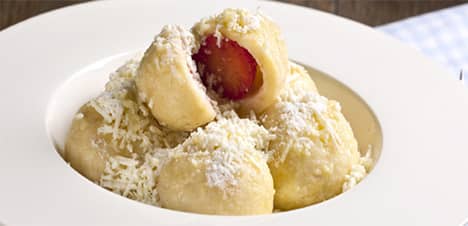 Ovocné knedlíky z tvarohového těsta s jahodami a strouhaným tvarohem