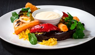 Smažený sýr s bulgurem a zeleninou