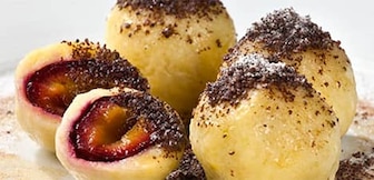 Švestkové knedlíky z bramborového těsta sypané mákem a skořicí