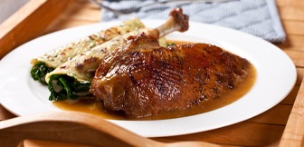 Pečené husí prso se špenátovými lokšemi