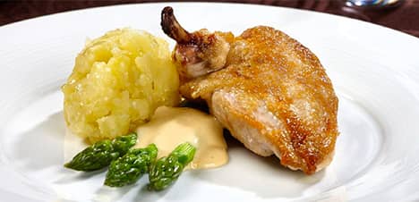 Kuřecí prsa s chřestem a holandskou omáčkou