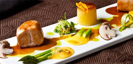 PEČENÝ KRŮTÍ VÁLEČEK S BRAMBOROVÝM FONDANTEM, HOLANDSKOU OMÁČKOU A CHŘESTEM