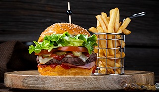 Hovězí burger s hranolky