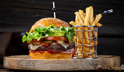 Hovězí burger s hranolky