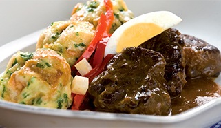 Plzeňský guláš s karlovarskými knedlíky