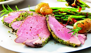 Jehněčí kýta v bylinkové krustě