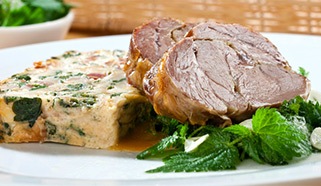 Pečená jehněčí plec s kopřivovou nádivkou