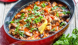 Jehněčí ragú se zeleninou a zakysanou smetanou