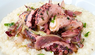 Chobotnice na víně s estragonem podávaná na limetovo & kokosovém risottu