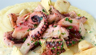 Chobotnice s červenou cibulí a česnekem na pastinákovém pyré, petrželová omáčka