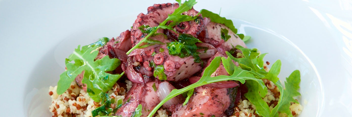 Chobotnice s cuketovým cous-cous s quinoou, rukolový salátek